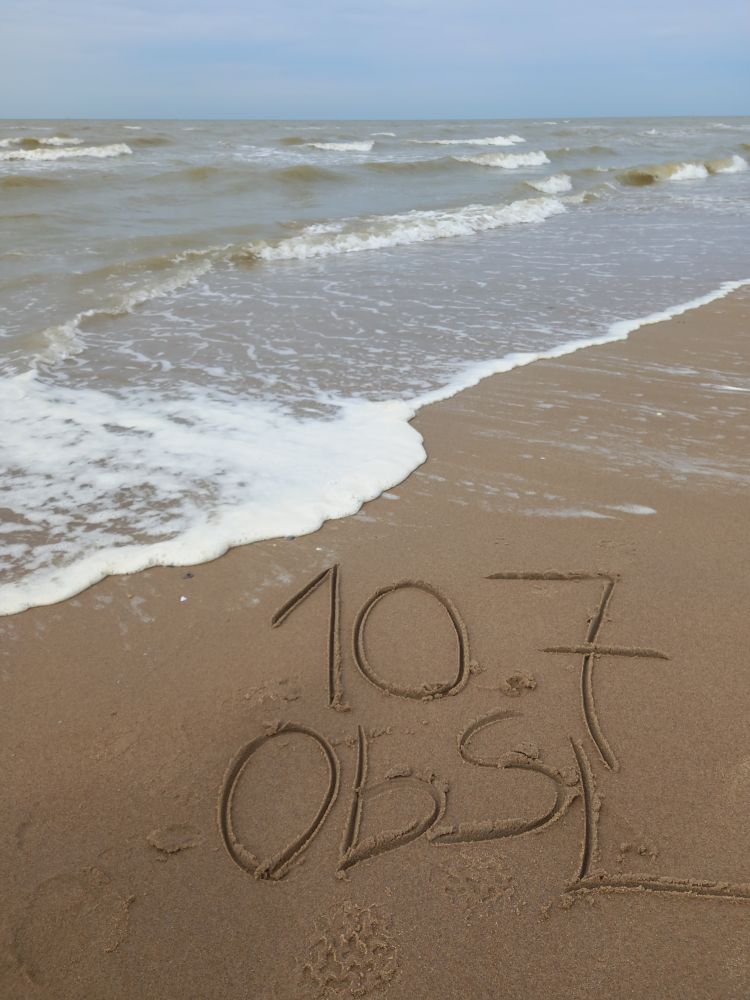 10.7 und ObSL in den Sand geschrieben