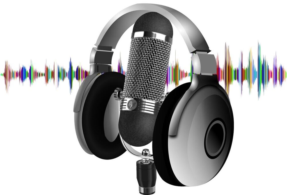 Symbolbild zu den Podcasts mit einem Mikrofon und Kopfhöhrern