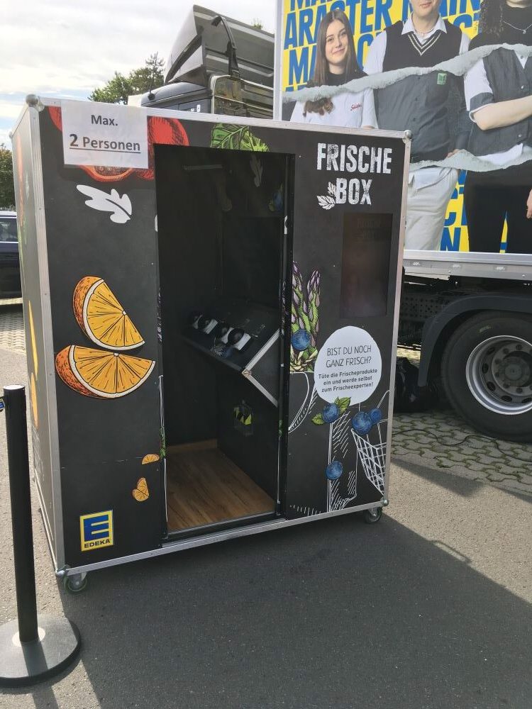 Frischebox, ein Angebot am Edeka FoodTruck, bei dem es ums Verpacken von Lebensmitteln geht