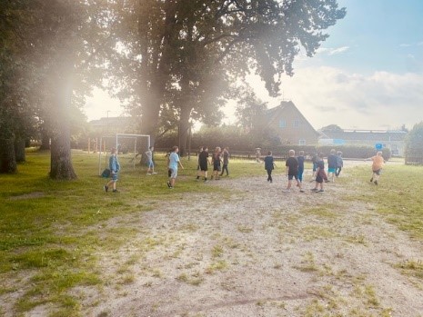 Schüler*innen der neuen fünften Klassen spielen in Ahnsbeck Fußball