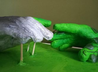 Ergebnis der Kreativwoche 8. Zu sehen sind Skulpturen von einer grünen und einer grauen Hand, die sich nacheinander ausstrecken.