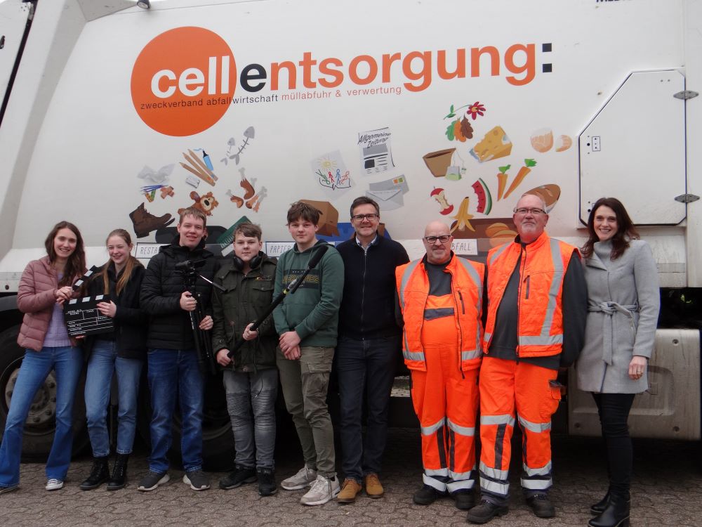Mitglieder der Film-AG mit Mitarbeitern des Zweckverbands Abfallwirtschaft Celle