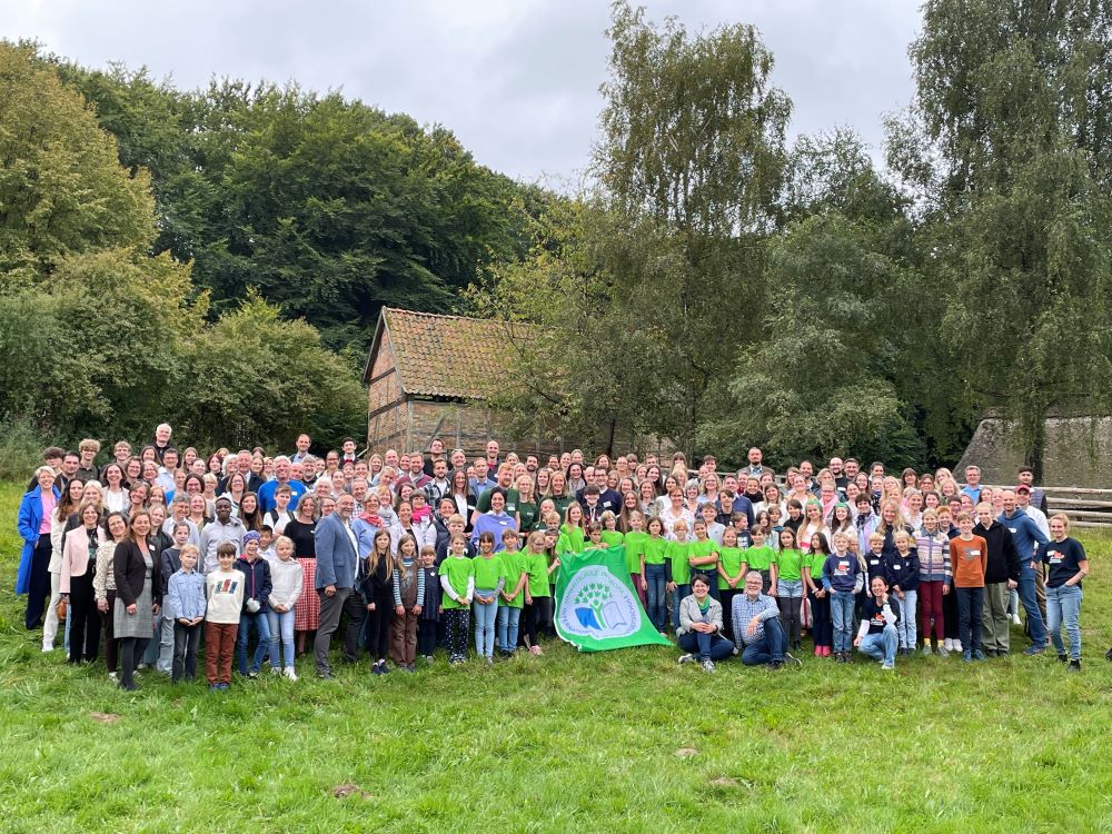 Gruppenfoto von der Preisverleihung der Umweltschulen