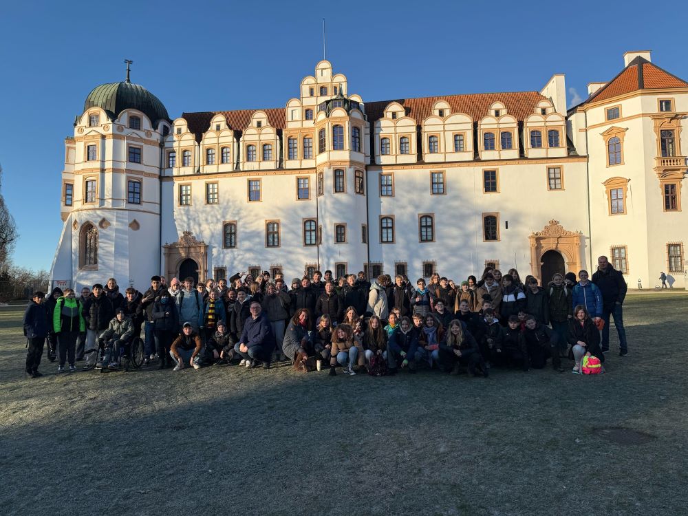 Der 6. Jahrgang vor dem Celler Schloss