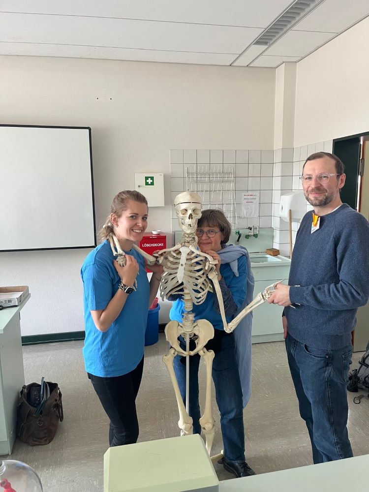 Frau Stappenbeck, Frau van der Varst und Herr Brammer mit dem Schulskelett