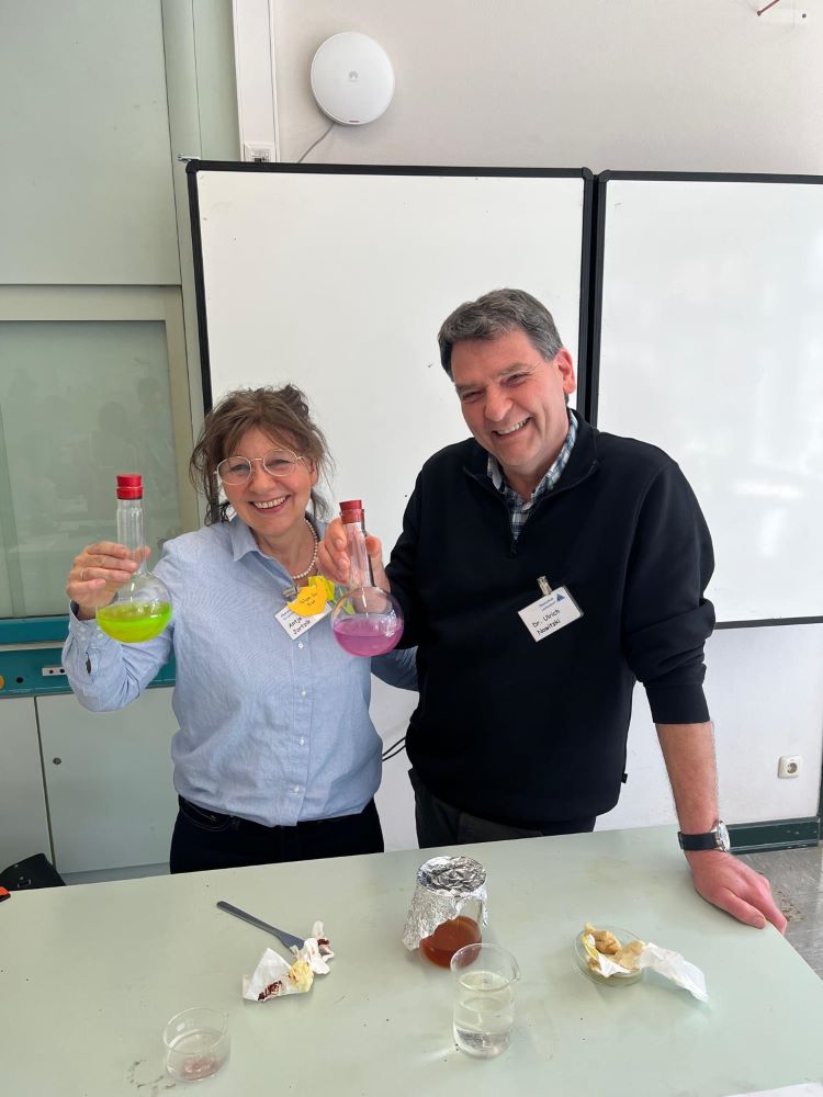 Frau Jortzik und Herr Nowitzki stellen den Chemie-Fachbereich vor