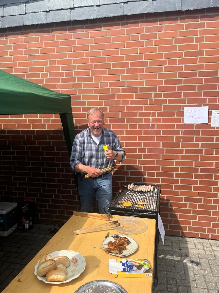 Herr Sievers an der Grillstation
