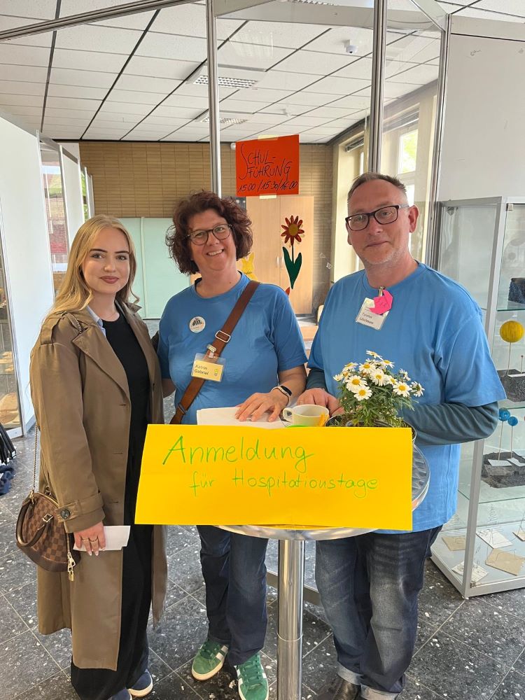 Frau Gabriel und Herr Löschmann an der Anmeldung für Hospitationstage