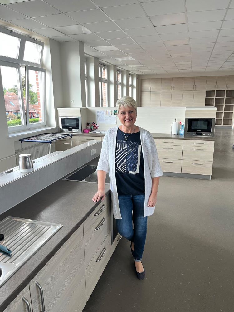 Frau Peters in der Schulküche