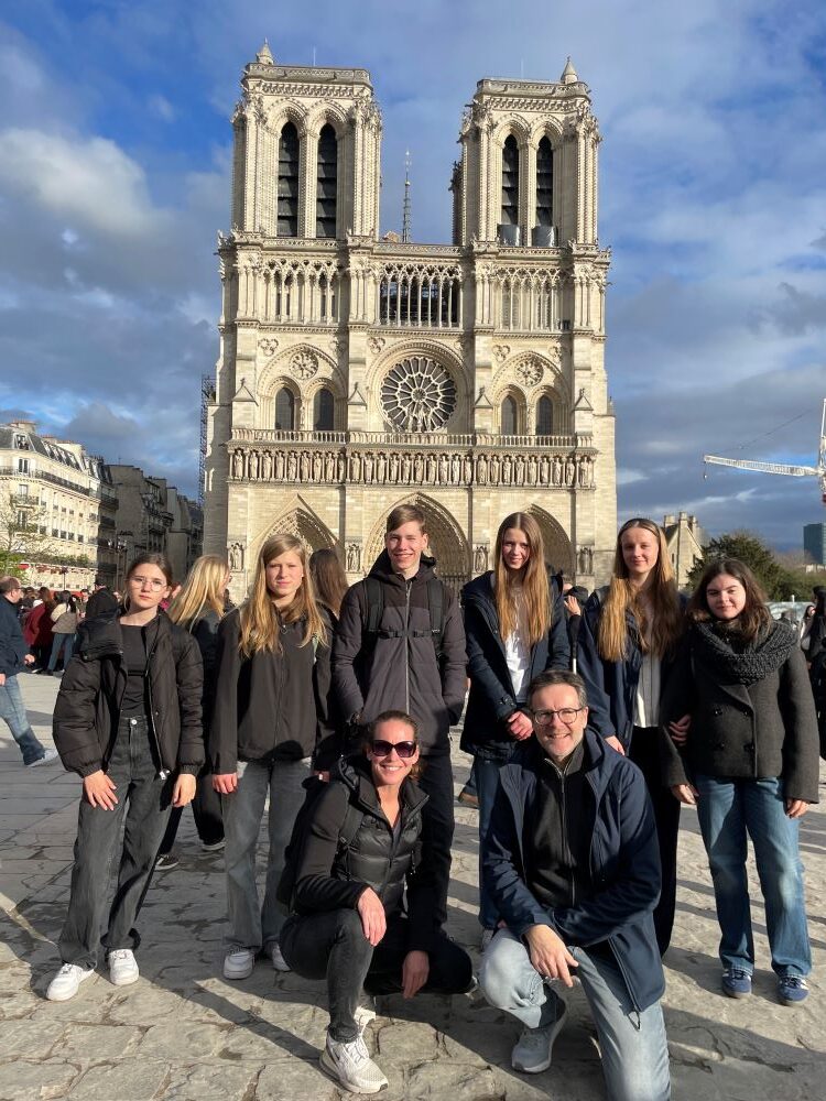 Schülergruppe mit Herrn Tollemer und Frau Muñoz in Paris