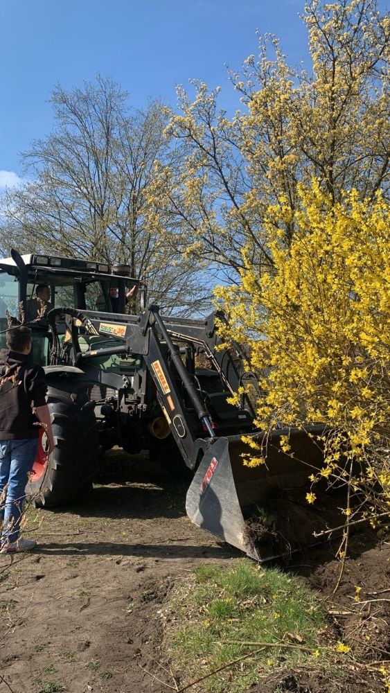 Neugestaltung des Schulhofs mit Traktor