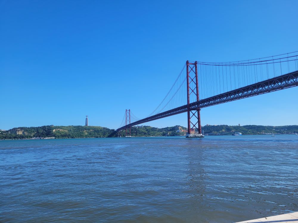 Brücke "Ponte 25 de Abril"