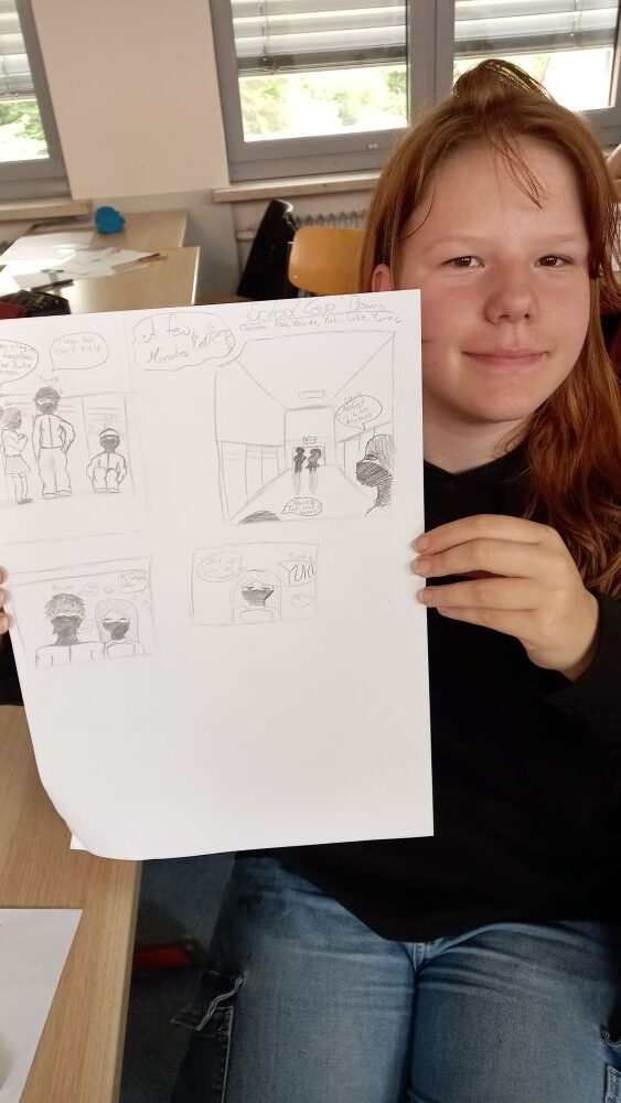 Eine Schülerin präsentiert ihren Comic