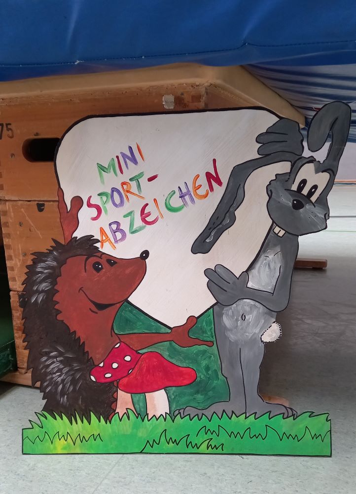 Aufsteller für das Minisportabzeichen mit Hase Hoppel und Igel Bürste