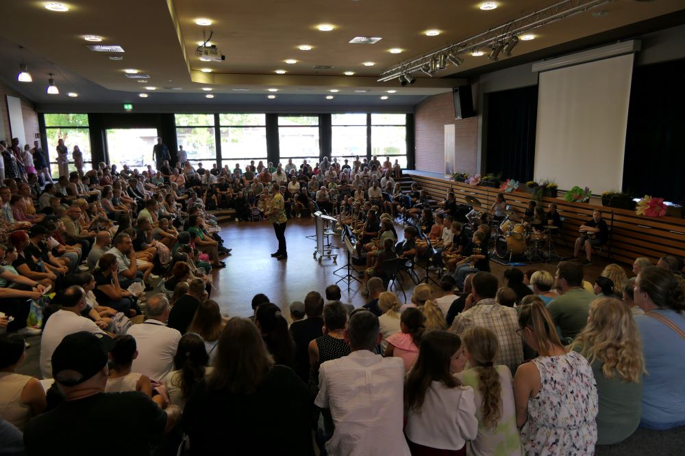 Blick in das Forum, in dem die neuen Fünftklässler in Begleitung ihrer Eltern begrüßt werden