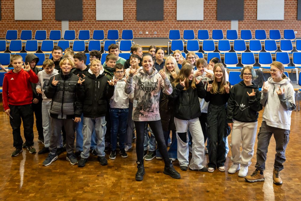 Gruppenfoto bei "Stimme zu Gast" mit Britta Görtz und den Siebtklässlern