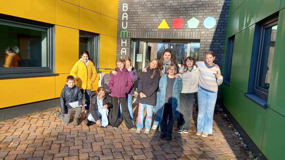 SchülerInnen aus den 5. und 6. Klassen vor der Kita Baumhaus