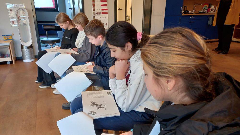 SchülerInnen der 5.2 beim Vorlesen