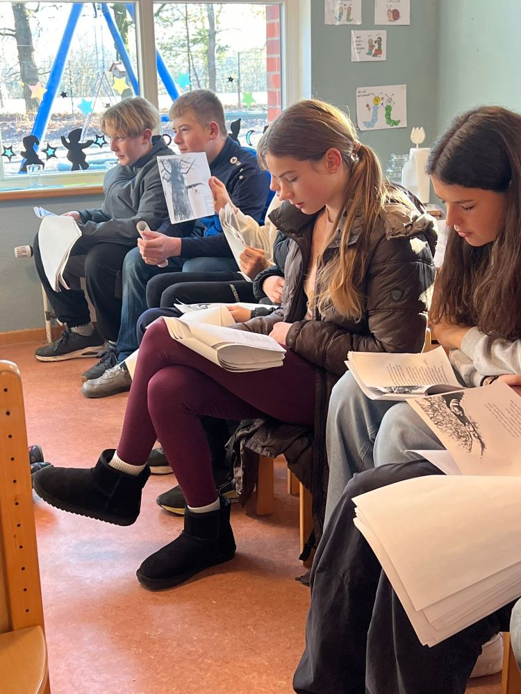 SchülerInnen der 7.2 beim Vorlesen