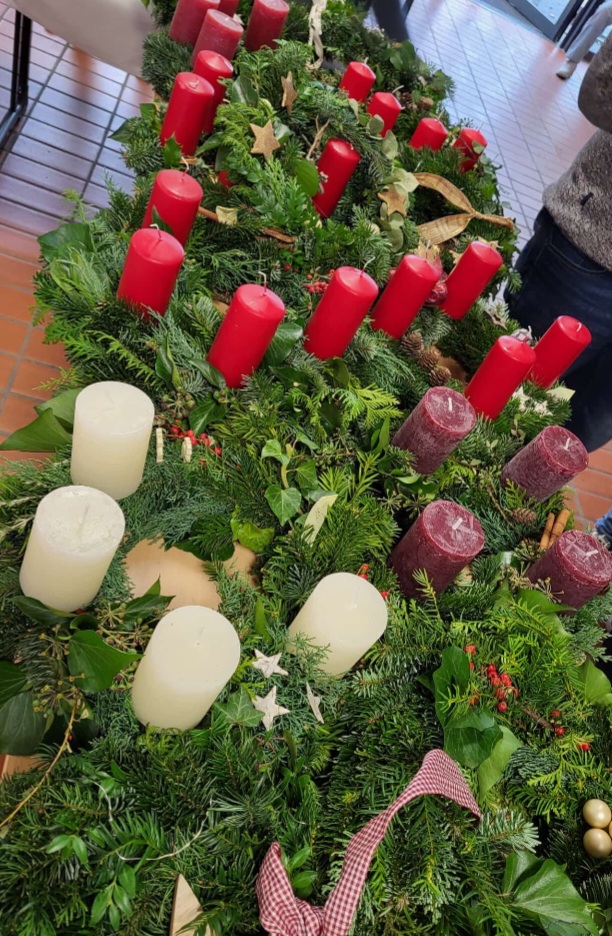 Adventskränze auf den Adventsbasar