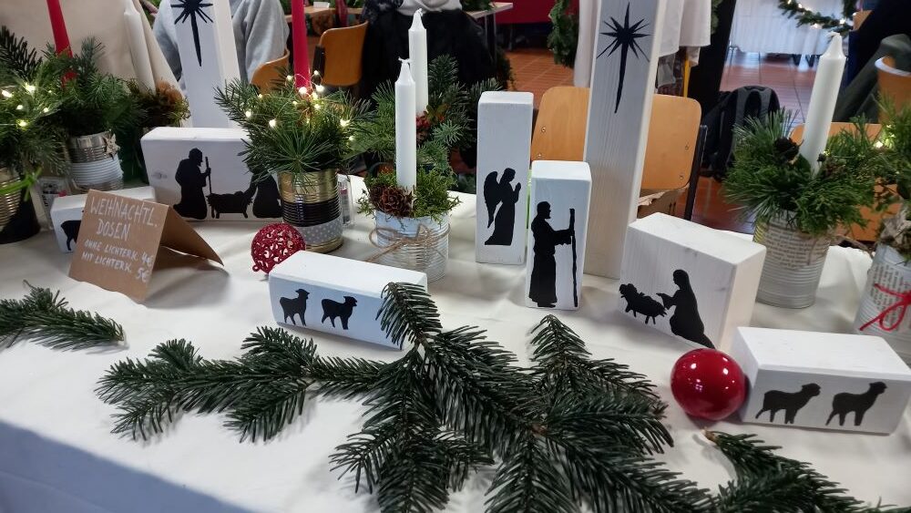 Bemalte Dosen und Holzklötze auf den Adventsbasar
