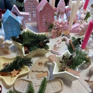 Verschiedene Dekoobjekte auf den Adventsbasar