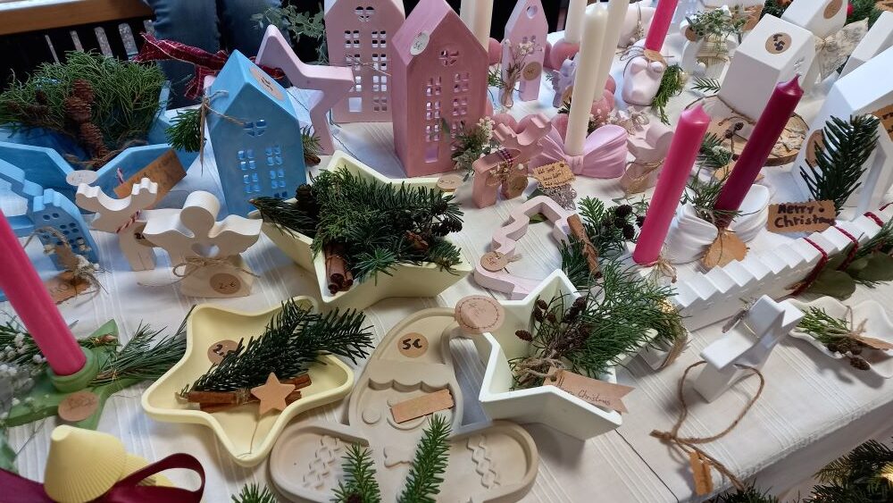 Verschiedene Dekoobjekte auf den Adventsbasar