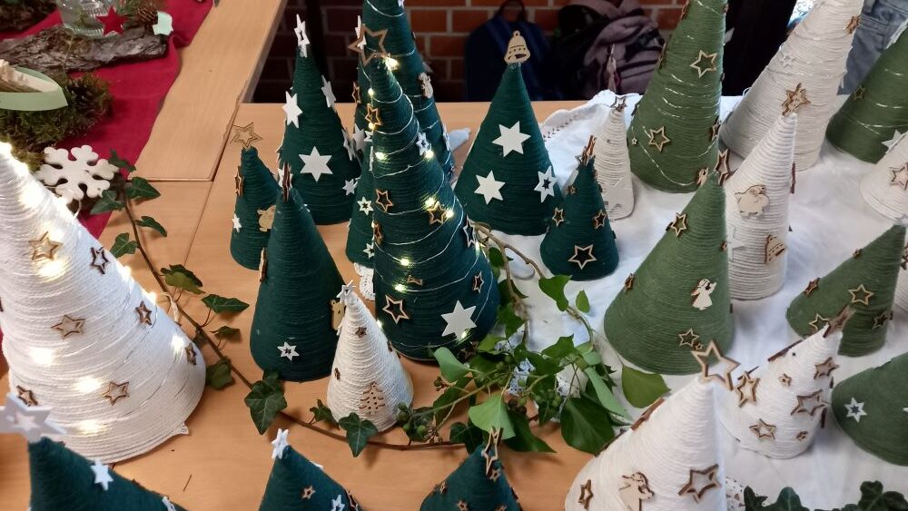 Tannenbäume aus Wolle auf den Adventsbasar