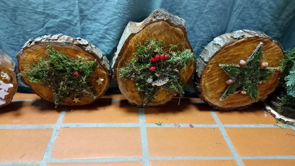 Dekorierte Baumscheiben auf den Adventsbasar