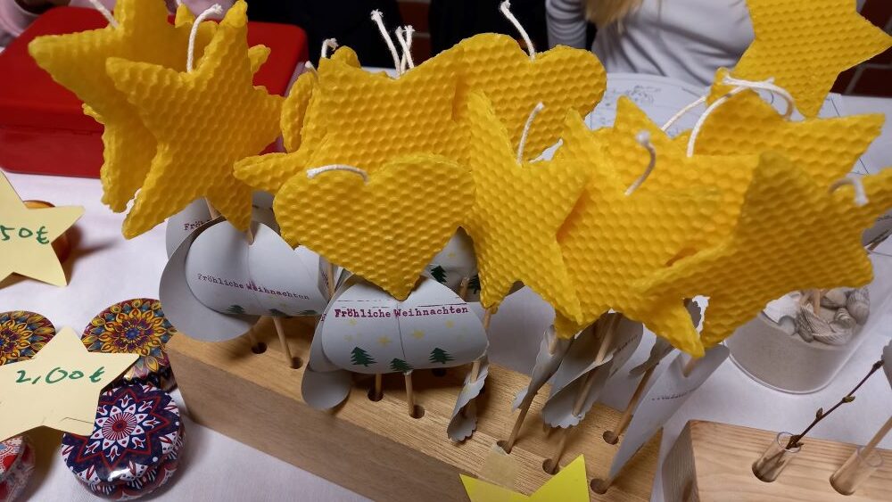Selbst gemachte Bienenwachskerzen auf den Adventsbasar