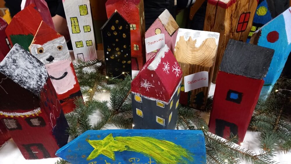 Bemalte Häuser auf den Adventsbasar