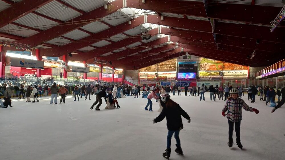 Die SchülerInnen der Oberschule in der Eishalle in Mellendorf
