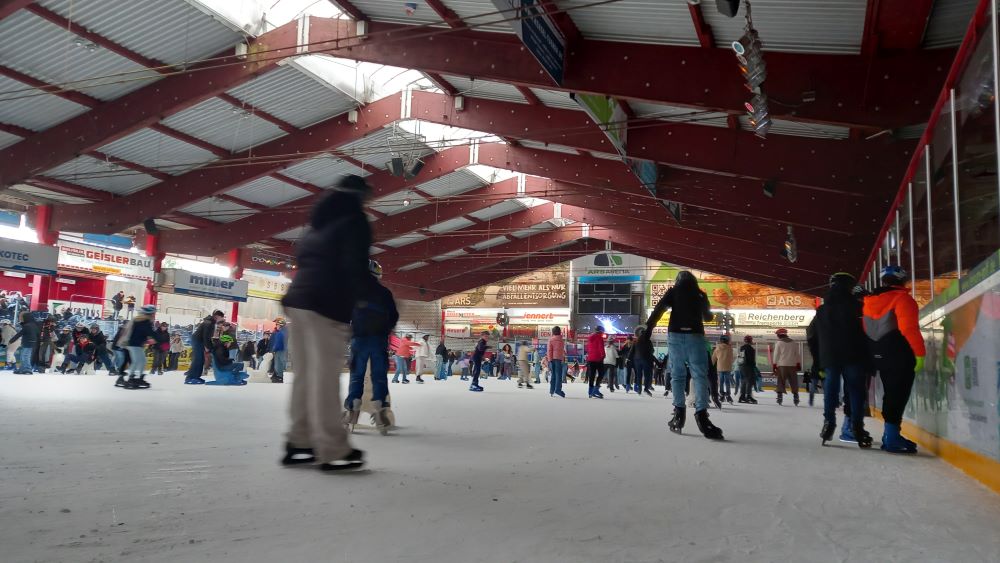 Die SchülerInnen der Oberschule in der Eishalle in Mellendorf