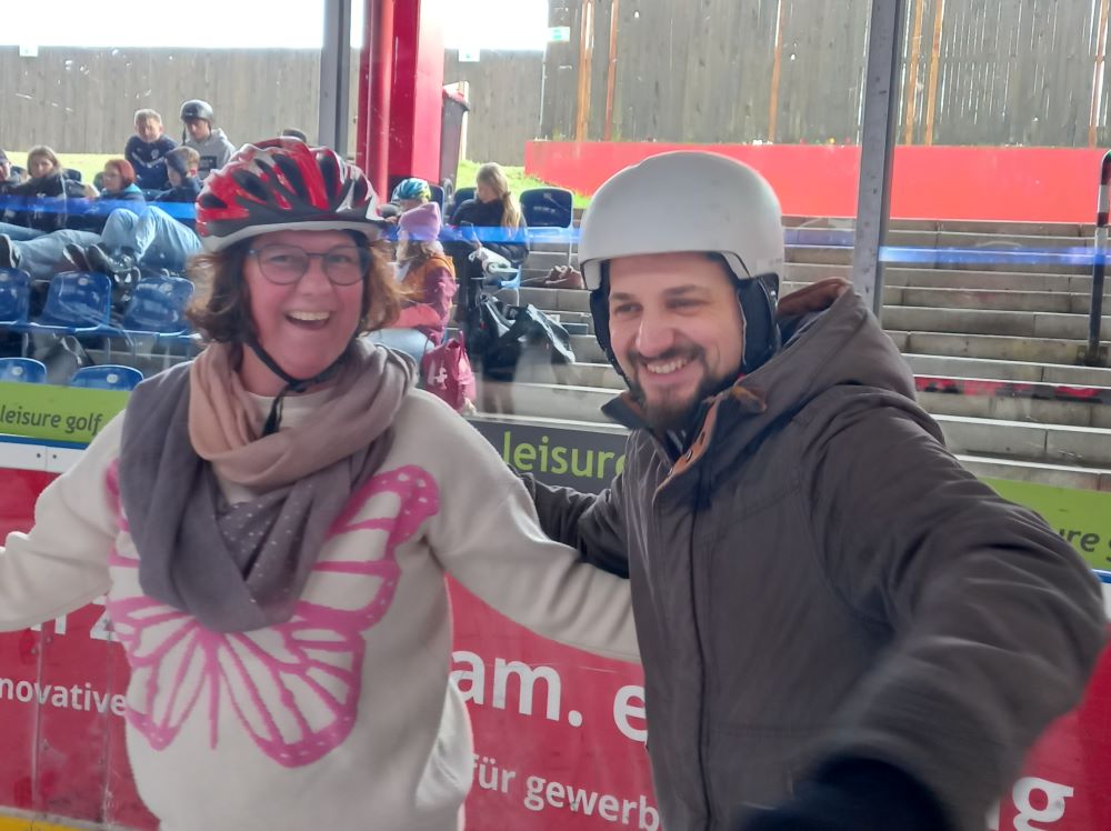Frau Gabriel und Herr Behrens beim Schulausflug in Mellendorf