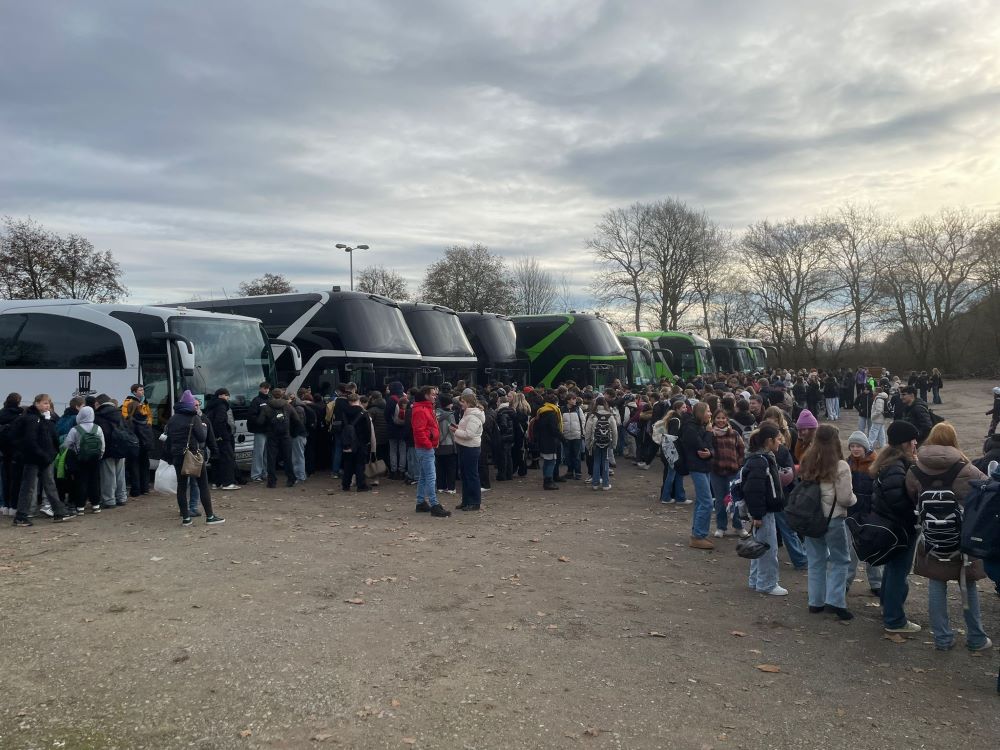 Die SchülerInnen warten auf die Rückfahrt nach Lachendorf
