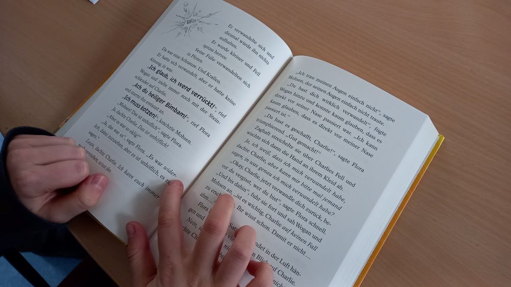 Blick in ein Buch beim Vorleswettbewerb