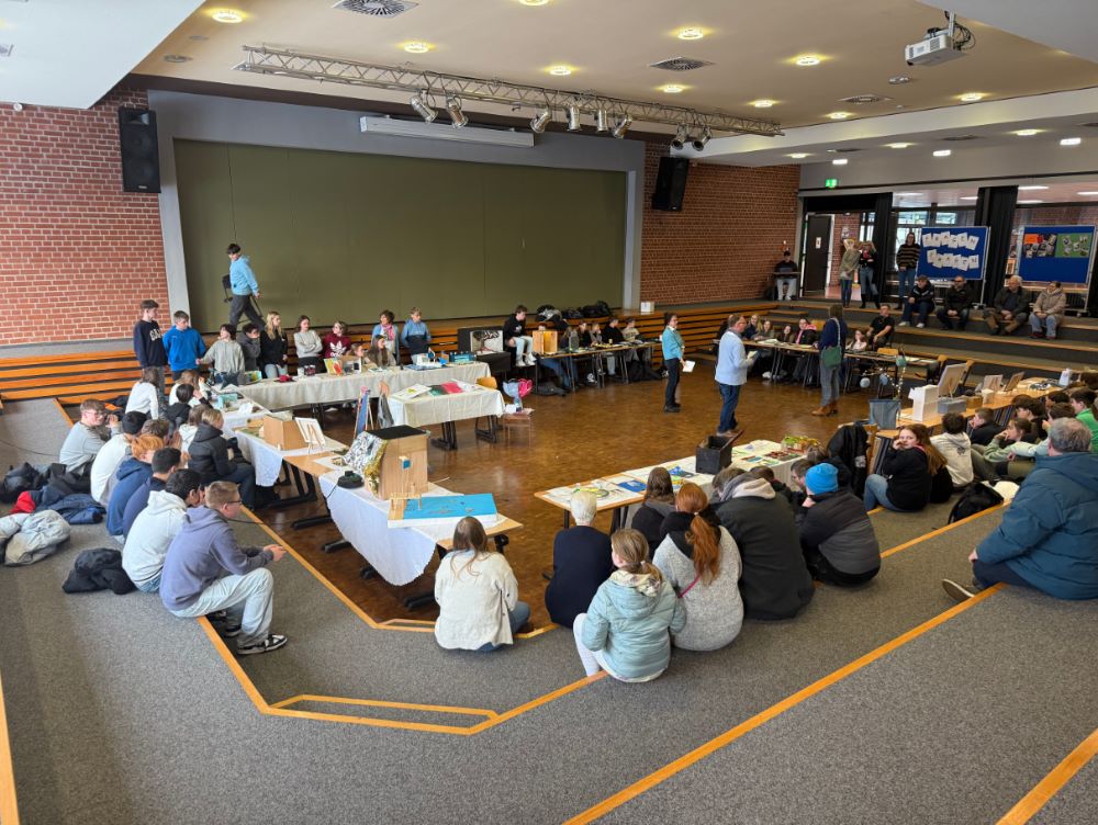 Die Kunstausstellung der 8. Klassen im Forum.