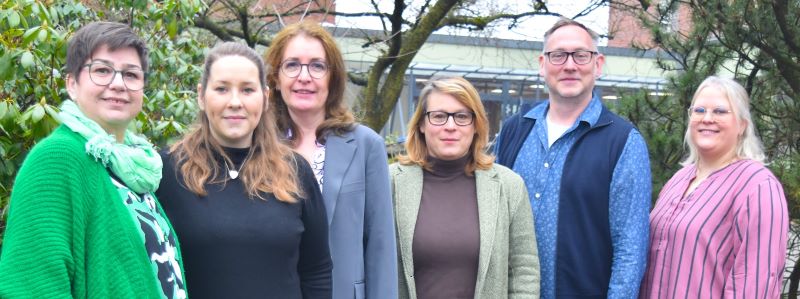 vlnr: Frau Komarow (Sekretärin), Frau Clauß, Frau Beckermann, Frau Rittmeier, Herr Löschmann, Frau Guse (Sekretärin)