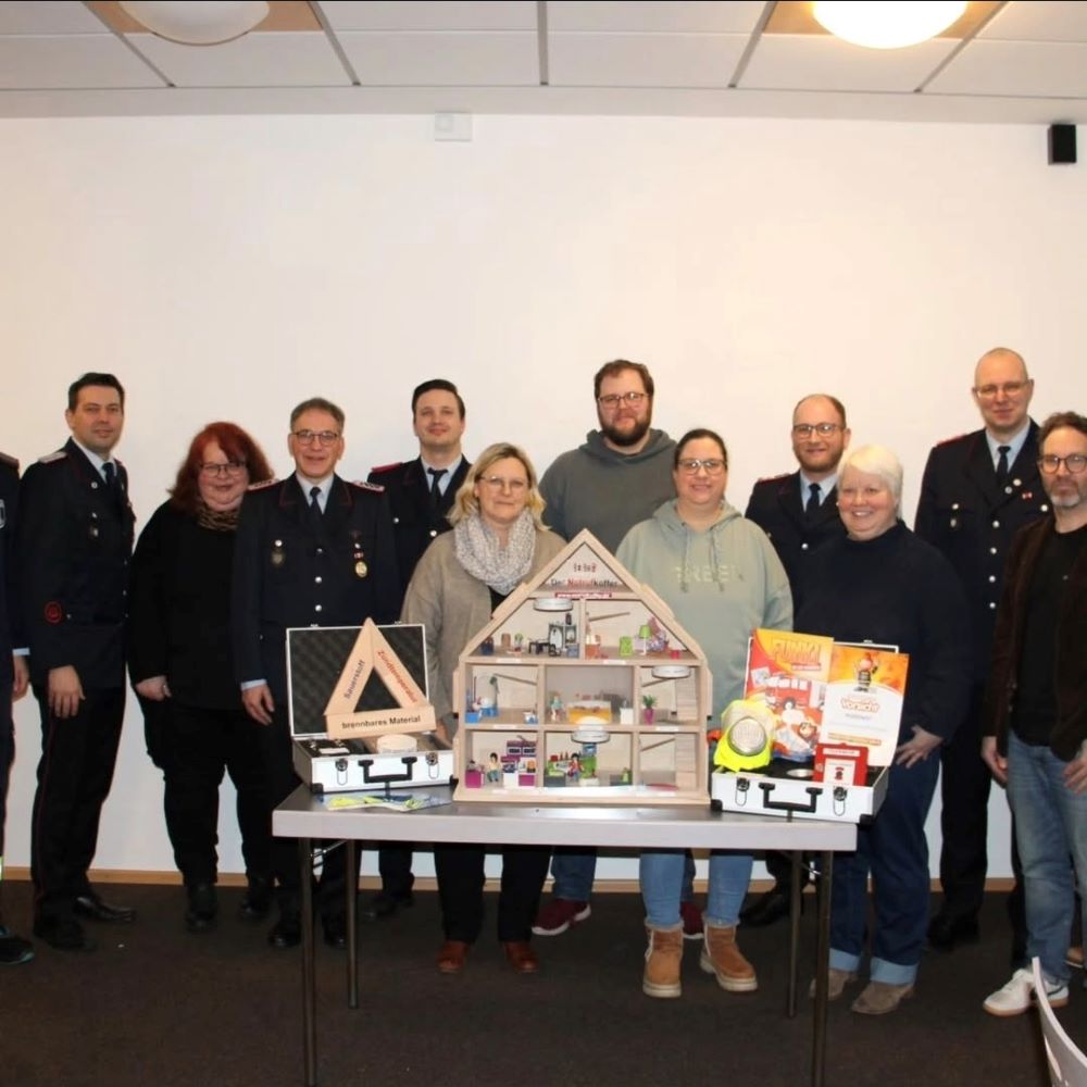 Brandschutzbeauftragte der Schulen und Kitas aus Lachendorf mit Verantwortlichen der Freiwilligen Feuerwehr