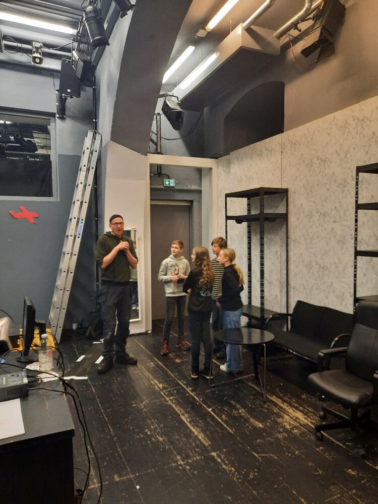 Sechstklässler hinter den Kulissen im Celler Schlosstheater