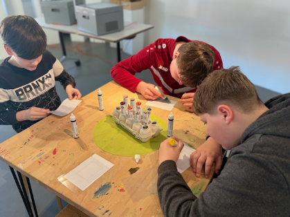 Schüler basteln Schattenbilder