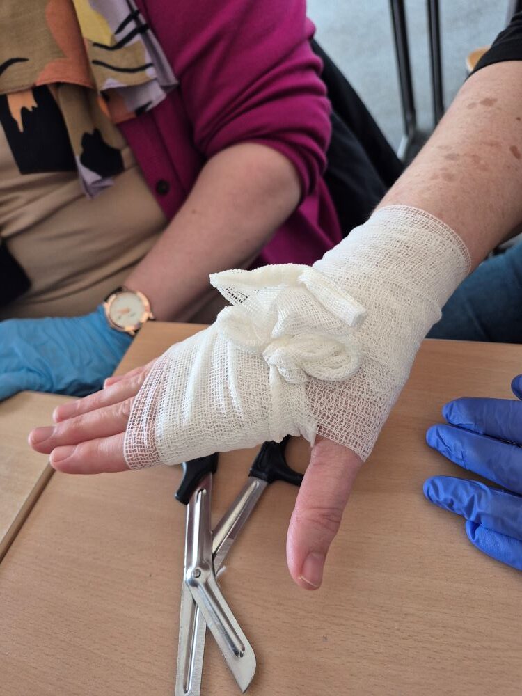 Verbundene Hand im Erste Hilfe Kurs