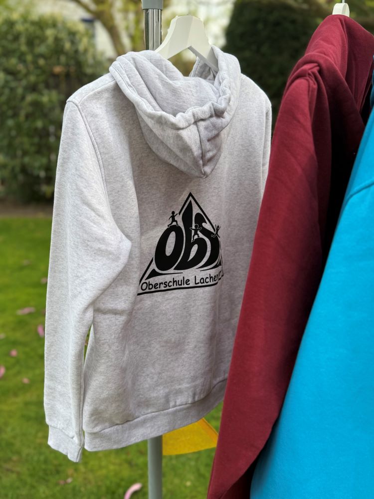 Auswahl der Schulkleidung, hier grauer Hoodie mit Logo auf dem Rücken