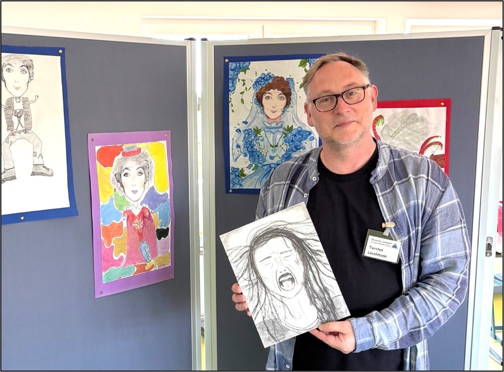 Herr Löschmann präsentiert Kunstwerke