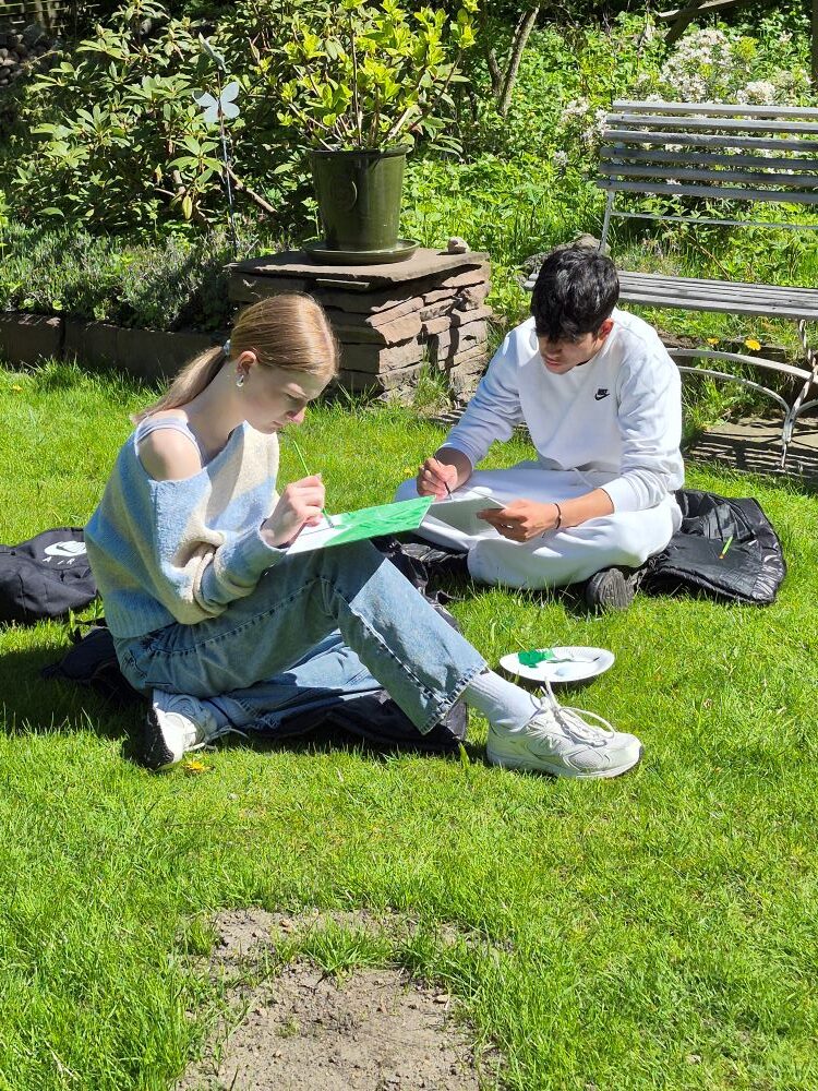 Schüler*innen der 9.7 erstellen nach dem Theaterbesuch ein Gemeinschaftskunstwerk zur Austellung "Zeit"