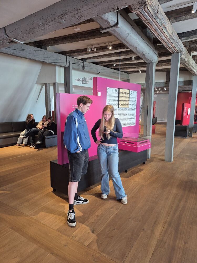 Schüler*innen in der Ausstellung „Herrschaft und Landschaft – Macht und Teilhabe“ im Residenzmuseum