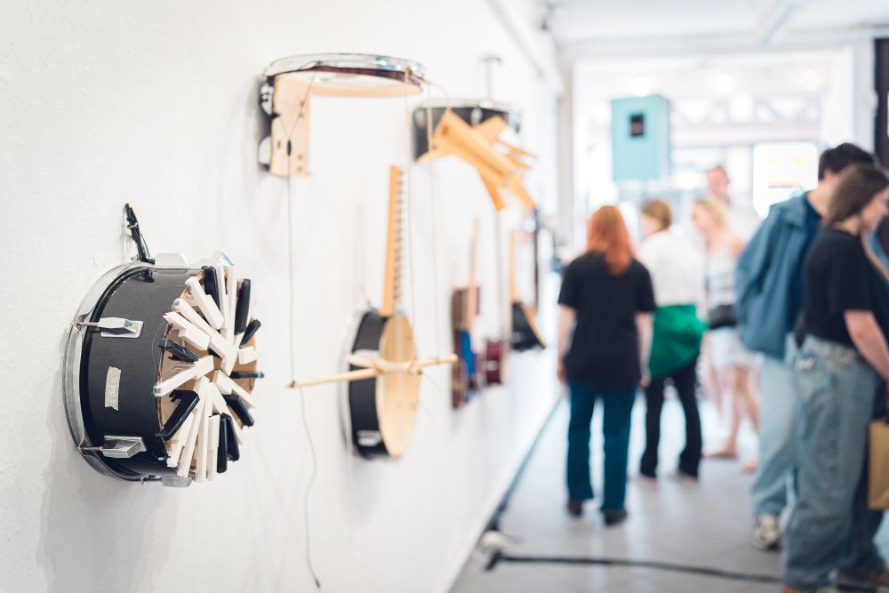 Kunstwerke in der Ausstellung "Zeit" in Celle