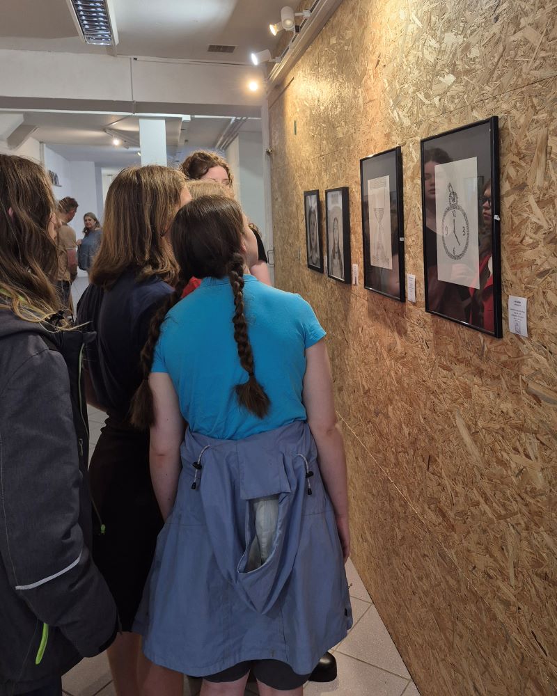 Kunstwerke in der Ausstellung "Zeit" in Celle