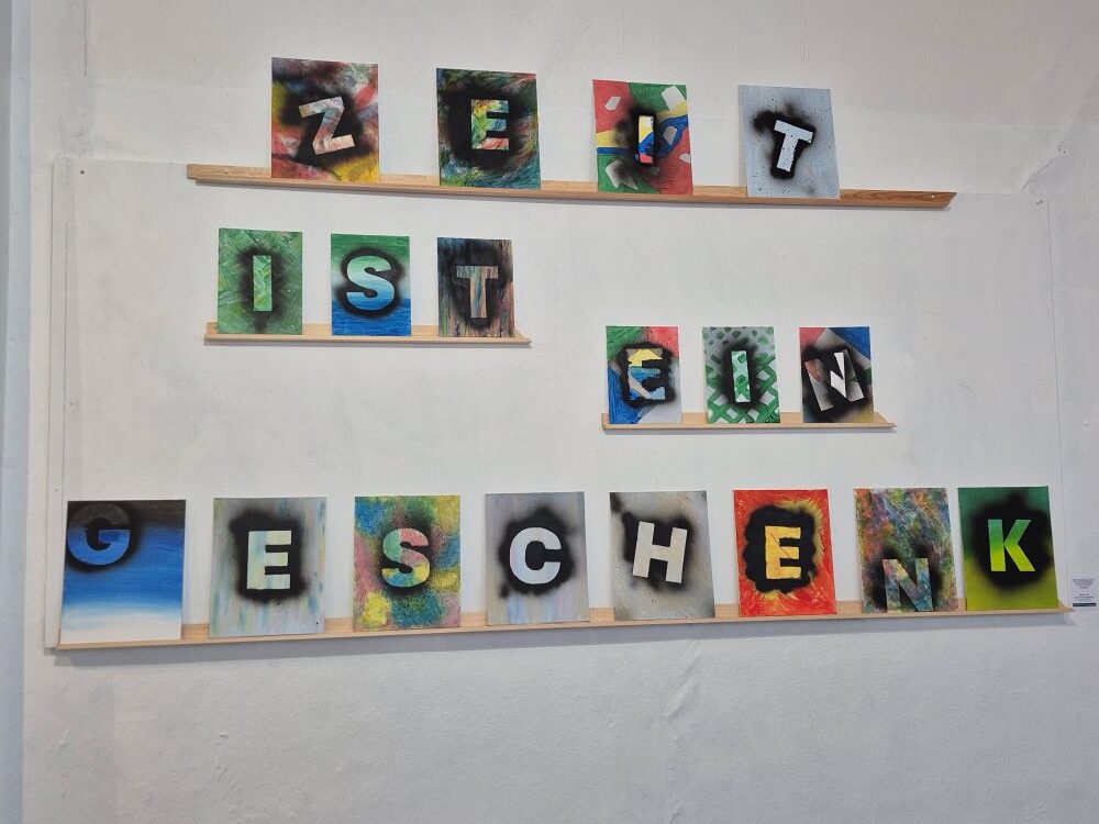 "Zeit ist ein Geschenk", ein Kunstwerk der Oberschule Lachendorf in der Ausstellung "Zeit" in Celle
