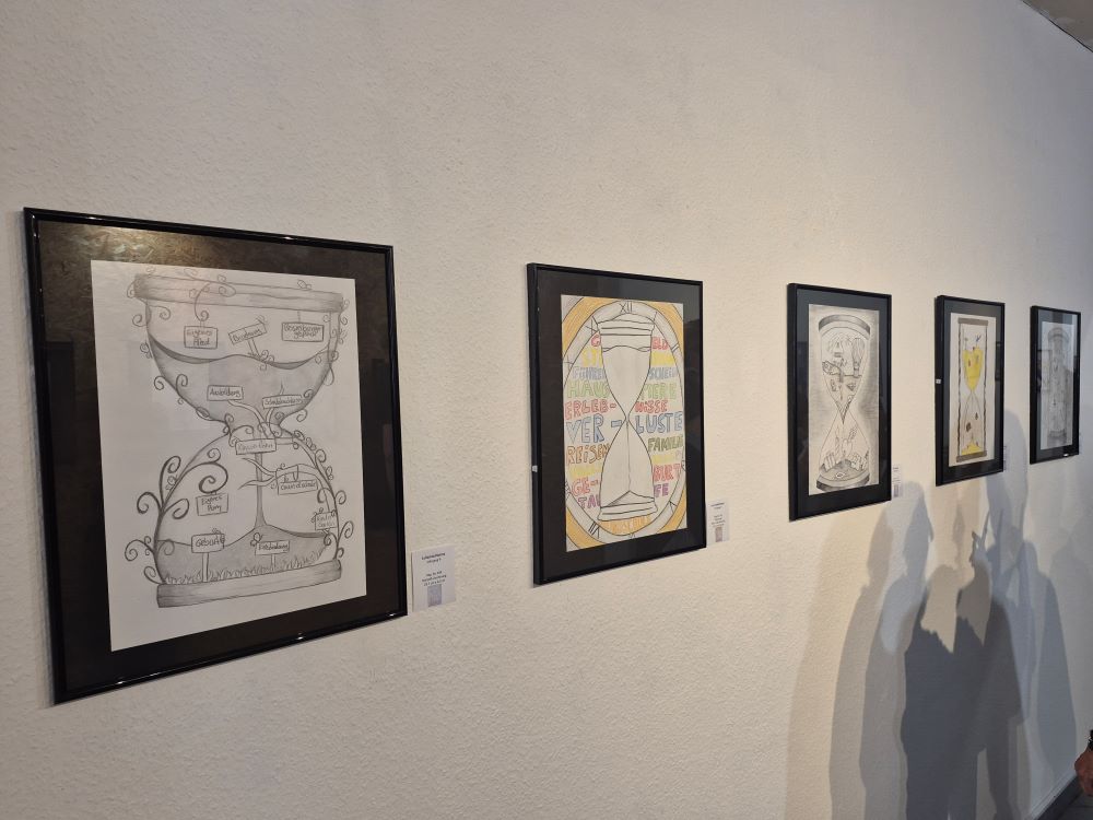 Kunstwerke der Oberschule Lachendorf in der Ausstellung "Zeit" in Celle
